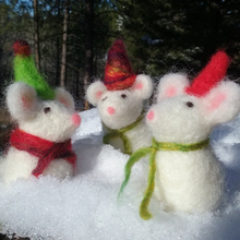 Load image into Gallery viewer, felted mice. Christmas mice. Holiday decoration. Hand made wool mice. 
