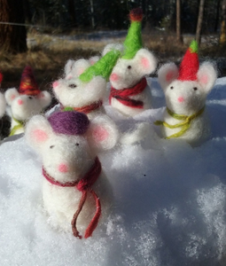 felted mice. Christmas mice. Holiday decoration. Hand made wool mice. 