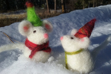 Load image into Gallery viewer, felted mice. Christmas mice. Holiday decoration. Hand made wool mice.
